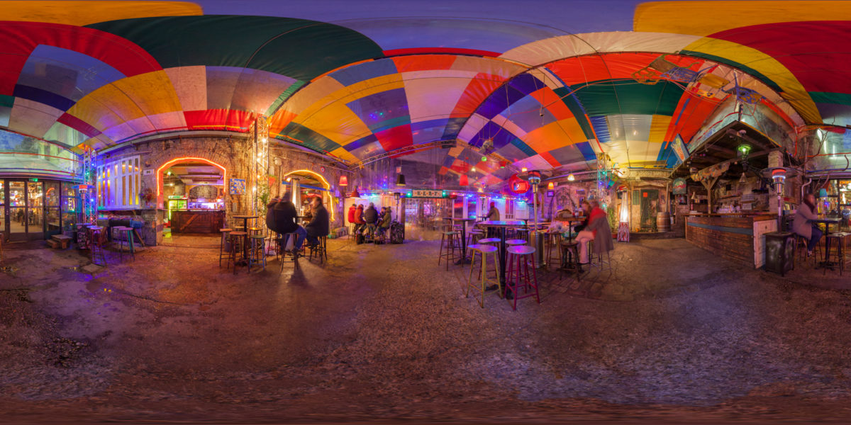 Szimpla ker ruin bar. Budapest. Hungary